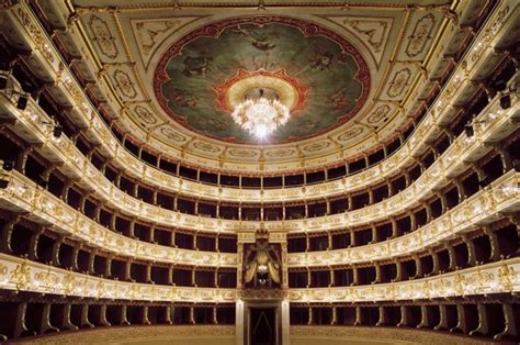  Teatro Ducale di Parma ja sen vaikutus 1700-luvun italialaiseen musiikkiin ja teatteriin